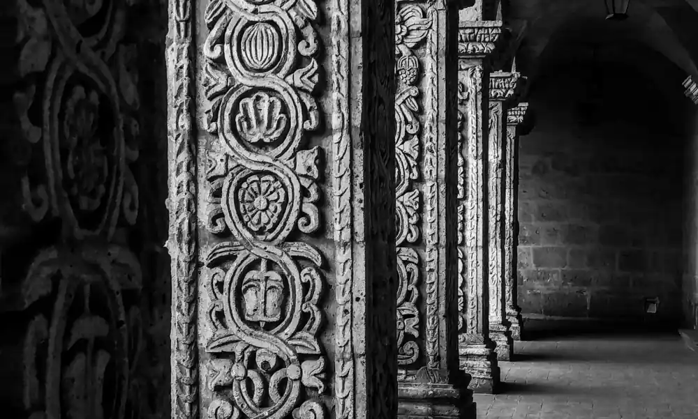 Relieve ancestral tallado en piedra